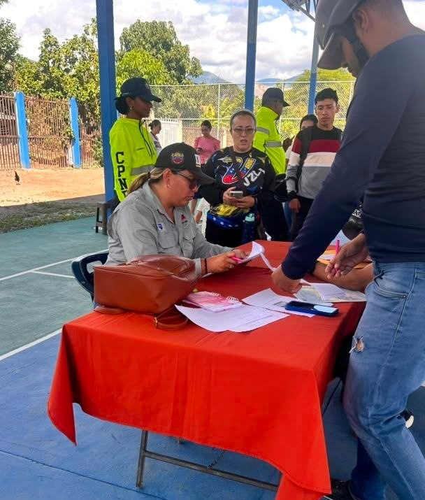 InttContigo's tweet photo. Con el objetivo de fortalecer la atención a los usuarios, el INTT desplegó una jornada especial de trámites en El Tocuyo, estado Lara. En este contexto, trabajadores de la institución brindaron atención personalizada a los habitantes. https://t.co/rt6x17YARv