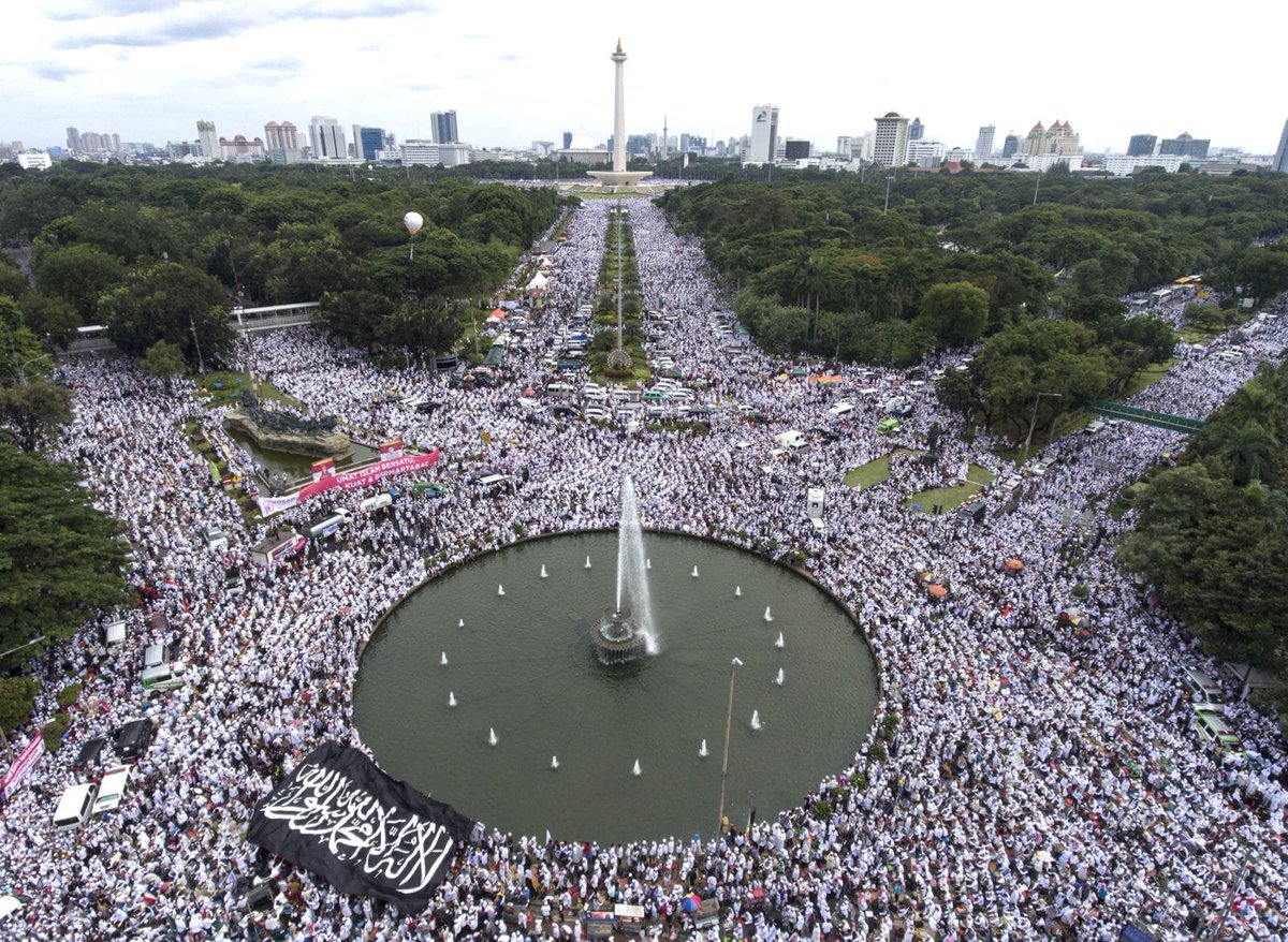 IndonesiaFedera's tweet photo. TRIK-TRIK MELUMPUHKAN
UMAT ISLAM JAMAN NOW

- BELAH BAMBU : Satu kelompok diangkat, satu kelompok diinjak, 
supaya terjadi kecemburuan sosial & keributan

- SABUNG AYAM : Membuat grup-grup debat kusir untuk wadah 
saling serang antara kubu umat Islam yang berselisih

- FALSE FLAG : Membuat skandal atau kejadian memalukan/ 
meresahkan lalu mengatasnamakan kelompok Islam tertentu

- CULTURAL TENSION : Membentur-benturkan Islam dengan budaya 
supaya terjadi pembencian kepada ajaran Islam di masyarakat

- KOLOTISASI : Mensupport kaum Ekstrem tekstual yang suka memecah-belah

- SEKULERISASI : Mensupport kaum Liberal yang suka memecah-belah

- HARD SAY : Membuat kesan bahwa ajaran Islam itu berat/aneh

- HONEY TRAP : Menjebak tokoh2 Muslim dengan skandal (korupsi 
atau perempuan) agar mati kutu dan tidak bisa melawan

- KILL THE MESSENGER : Pembungkaman karakter atau media Islam

- DEPOLITISASI : Membuat umat Islam anti politik, anti Demokrasi, 
agar yang terpilih dan berkuasa adalah orang2 Sekuler

- VERSUS SAINS : Membentur-benturkan Islam dengan Sains seolah 
Islam adalah agama yang tidak ilmiah, Hoax dan Khayalan

- ANTI POP : Membuat umat Islam alergi dunia seni, agar seni Islam 
tidak berkembang dan yang populer adalah budaya Sekuler

- CLICK BAIT : Menciptakan tokoh2 nyentrik, aneh, viral, tapi 
ucapannya membahayakan Aqidah Islam