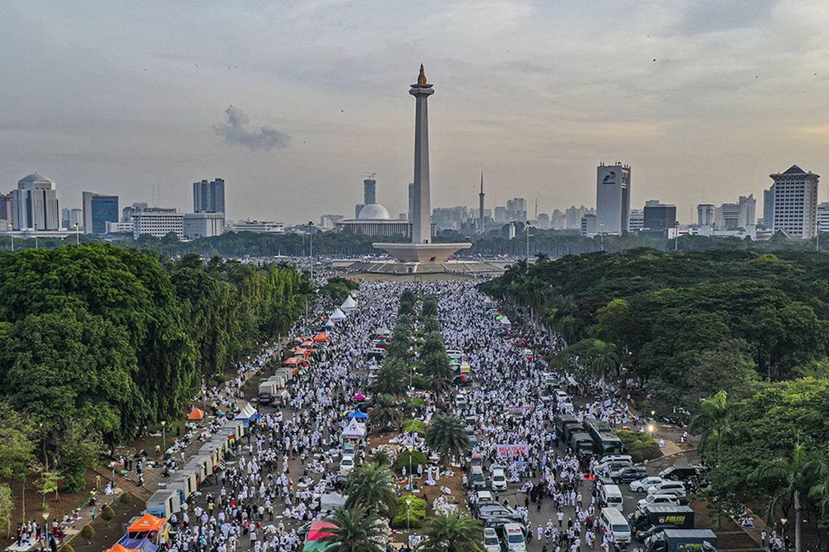 IndonesiaFedera's tweet photo. TRIK-TRIK MELUMPUHKAN
UMAT ISLAM JAMAN NOW

- BELAH BAMBU : Satu kelompok diangkat, satu kelompok diinjak, 
supaya terjadi kecemburuan sosial & keributan

- SABUNG AYAM : Membuat grup-grup debat kusir untuk wadah 
saling serang antara kubu umat Islam yang berselisih

- FALSE FLAG : Membuat skandal atau kejadian memalukan/ 
meresahkan lalu mengatasnamakan kelompok Islam tertentu

- CULTURAL TENSION : Membentur-benturkan Islam dengan budaya 
supaya terjadi pembencian kepada ajaran Islam di masyarakat

- KOLOTISASI : Mensupport kaum Ekstrem tekstual yang suka memecah-belah

- SEKULERISASI : Mensupport kaum Liberal yang suka memecah-belah

- HARD SAY : Membuat kesan bahwa ajaran Islam itu berat/aneh

- HONEY TRAP : Menjebak tokoh2 Muslim dengan skandal (korupsi 
atau perempuan) agar mati kutu dan tidak bisa melawan

- KILL THE MESSENGER : Pembungkaman karakter atau media Islam

- DEPOLITISASI : Membuat umat Islam anti politik, anti Demokrasi, 
agar yang terpilih dan berkuasa adalah orang2 Sekuler

- VERSUS SAINS : Membentur-benturkan Islam dengan Sains seolah 
Islam adalah agama yang tidak ilmiah, Hoax dan Khayalan

- ANTI POP : Membuat umat Islam alergi dunia seni, agar seni Islam 
tidak berkembang dan yang populer adalah budaya Sekuler

- CLICK BAIT : Menciptakan tokoh2 nyentrik, aneh, viral, tapi 
ucapannya membahayakan Aqidah Islam