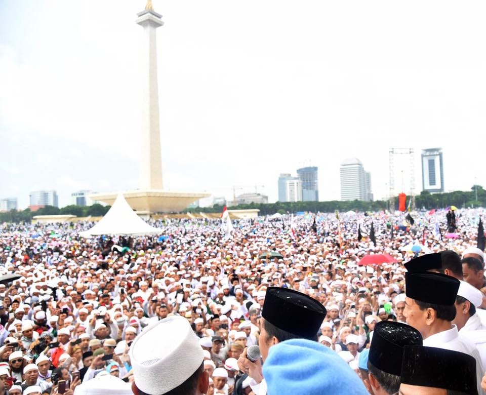 IndonesiaFedera's tweet photo. TRIK-TRIK MELUMPUHKAN
UMAT ISLAM JAMAN NOW

- BELAH BAMBU : Satu kelompok diangkat, satu kelompok diinjak, 
supaya terjadi kecemburuan sosial & keributan

- SABUNG AYAM : Membuat grup-grup debat kusir untuk wadah 
saling serang antara kubu umat Islam yang berselisih

- FALSE FLAG : Membuat skandal atau kejadian memalukan/ 
meresahkan lalu mengatasnamakan kelompok Islam tertentu

- CULTURAL TENSION : Membentur-benturkan Islam dengan budaya 
supaya terjadi pembencian kepada ajaran Islam di masyarakat

- KOLOTISASI : Mensupport kaum Ekstrem tekstual yang suka memecah-belah

- SEKULERISASI : Mensupport kaum Liberal yang suka memecah-belah

- HARD SAY : Membuat kesan bahwa ajaran Islam itu berat/aneh

- HONEY TRAP : Menjebak tokoh2 Muslim dengan skandal (korupsi 
atau perempuan) agar mati kutu dan tidak bisa melawan

- KILL THE MESSENGER : Pembungkaman karakter atau media Islam

- DEPOLITISASI : Membuat umat Islam anti politik, anti Demokrasi, 
agar yang terpilih dan berkuasa adalah orang2 Sekuler

- VERSUS SAINS : Membentur-benturkan Islam dengan Sains seolah 
Islam adalah agama yang tidak ilmiah, Hoax dan Khayalan

- ANTI POP : Membuat umat Islam alergi dunia seni, agar seni Islam 
tidak berkembang dan yang populer adalah budaya Sekuler

- CLICK BAIT : Menciptakan tokoh2 nyentrik, aneh, viral, tapi 
ucapannya membahayakan Aqidah Islam