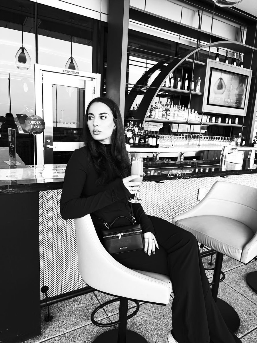 deepmemusicf6dm's tweet photo. I’m sitting at the airport lounge with a glass of mimosa. No one knows me here. I can be anyone 🥷🏼 https://t.co/Po7Rpqiuk2