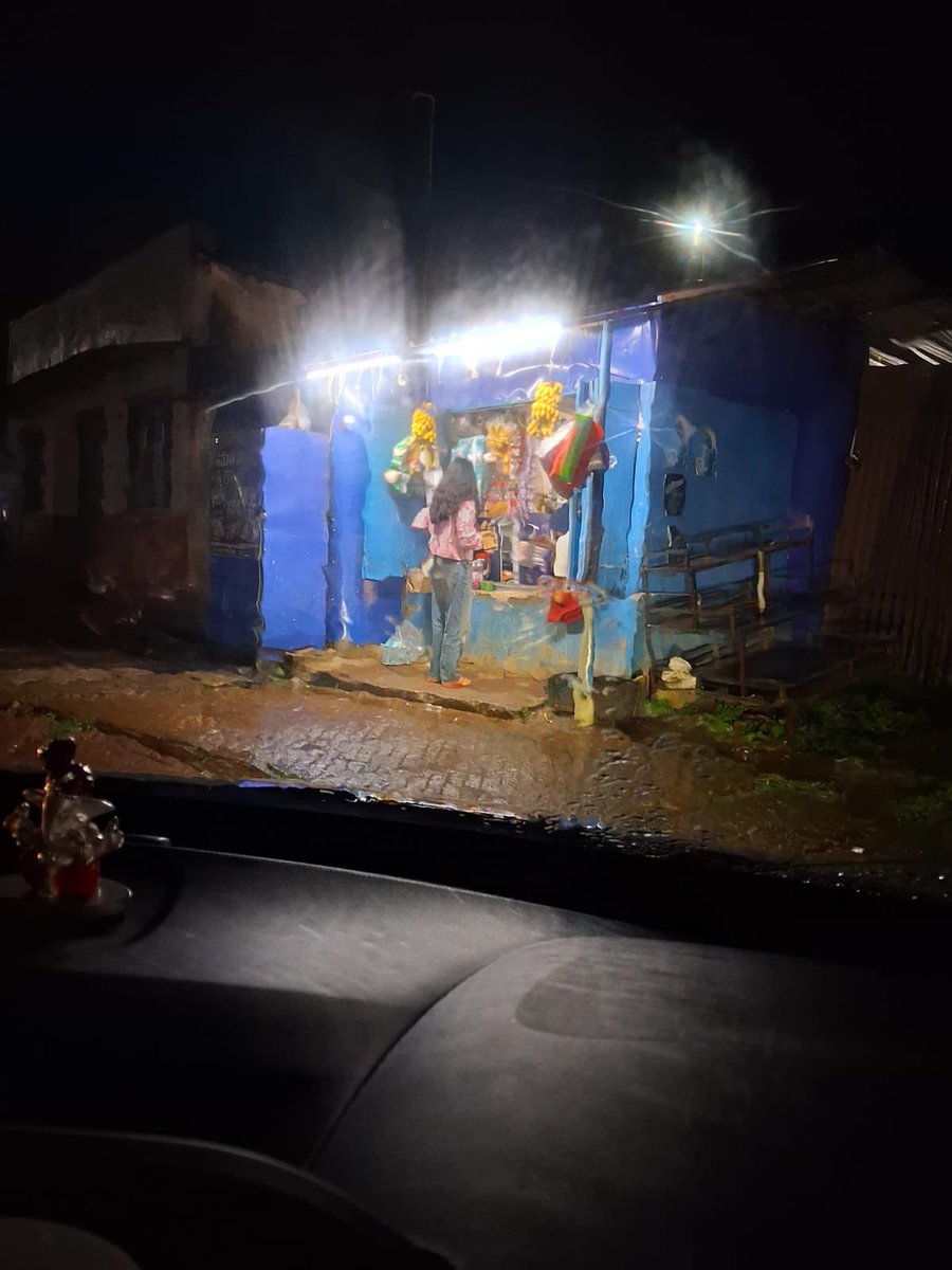 Adithi21's tweet photo. Chips and thumbs up #MonsoonMemories https://t.co/av7WsftfUB