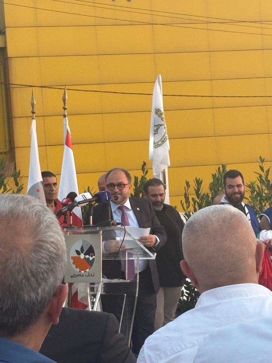 ziadakl's tweet photo. مباشر من ذوق مصبح …. احتفال بمناسبة عيد الجيش ورفع علم لبناني ضخم بإرتفاع ٢٢ متر

@topfans

لبنان هويتي https://t.co/odElUJEQDl