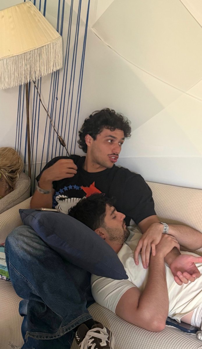 S0GEQUEEN's tweet photo. un aplauso a esta pareja que está enamorada y CASADA 👏🏻👏🏻👏🏻👏🏻 https://t.co/0IMeg2XjfA
