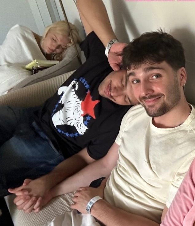 S0GEQUEEN's tweet photo. un aplauso a esta pareja que está enamorada y CASADA 👏🏻👏🏻👏🏻👏🏻 https://t.co/0IMeg2XjfA