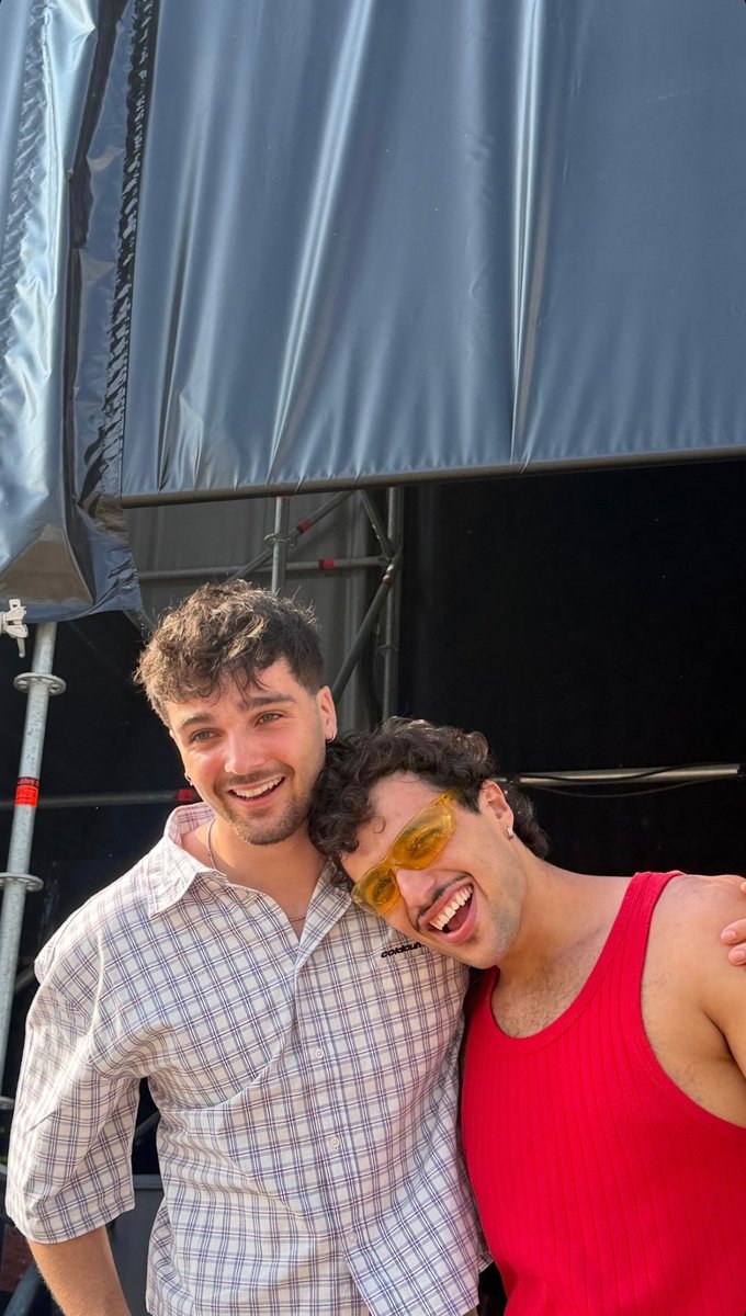 S0GEQUEEN's tweet photo. un aplauso a esta pareja que está enamorada y CASADA 👏🏻👏🏻👏🏻👏🏻 https://t.co/0IMeg2XjfA
