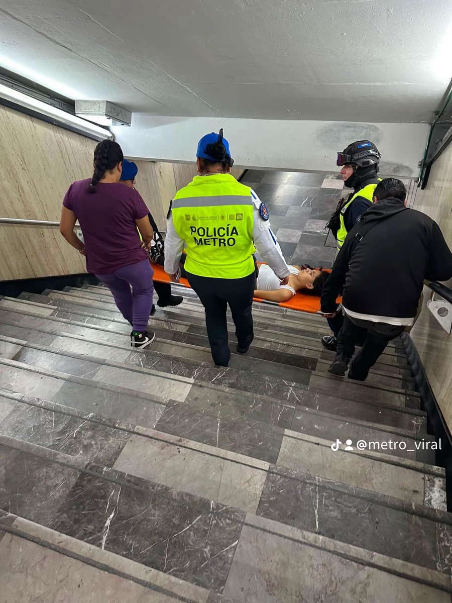 MetroViralMx's tweet photo. #ULTIMAHORA 

Usuaria es sacada en camilla del Metro Ciudad de México 🇲🇽 @MetroCDMX al caer de las escaleras fijas las cuales ya NO tiene las “huellas antiderapantes” y provocan accidentes❌🚨

La NEGLIGENCIA de Omar Moya en el #MetroCDMX sigue cobrando factura a la Ciudadanía @ClaraBrugadaM ‼️⚠️