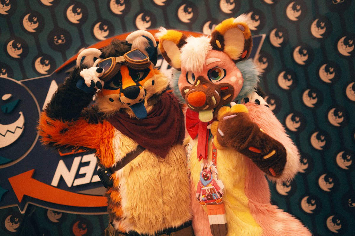 ArchieFox_'s tweet photo. #FursuitFriday
It's like a lil scavenger hunt finding these homies at a con 🥰 (NOT @JowoKitty 😤)
@finnthepuppo @SilySox @sprinkle_dog @Chutora 

📸: @Matte_Wolf 🧡🧡🧡 https://t.co/CM3j7x0bW5