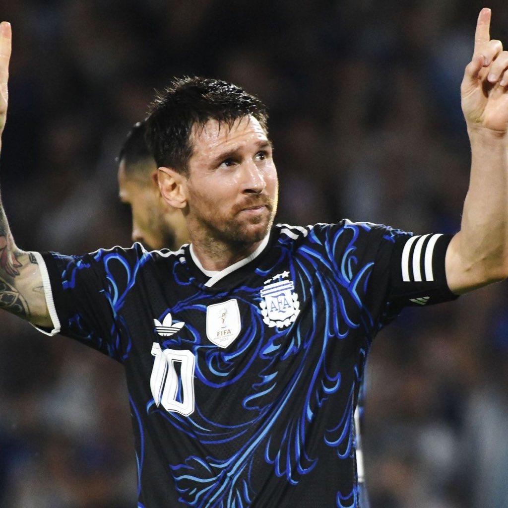 stopthatdembele's tweet photo. Imagina você disputar 17 competições com a sua seleção e levar ela pra 11 finais e 2 bronzes.

Apenas em 4 competições pela seleção, Messi ficou de fora do pódio e nunca foi eliminado em fase de grupos, além de somar 9 MVPs.

Nunca existirá outro igual! 🐐🇦🇷 https://t.co/xrTn3naSPo
