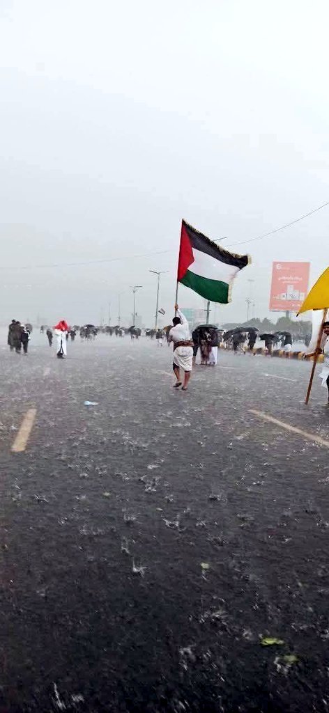 AlHassanAl22's tweet photo. صوره أسطورية اليوم من ميدان السبعين أثناء هطول الأمطار في مسيرة "الحصار بالحصار.. والتصعيد بالتصعيد"

#الحصار_بالحصار 
#التصعيد_بالتصعيد https://t.co/UapPXNwJaz