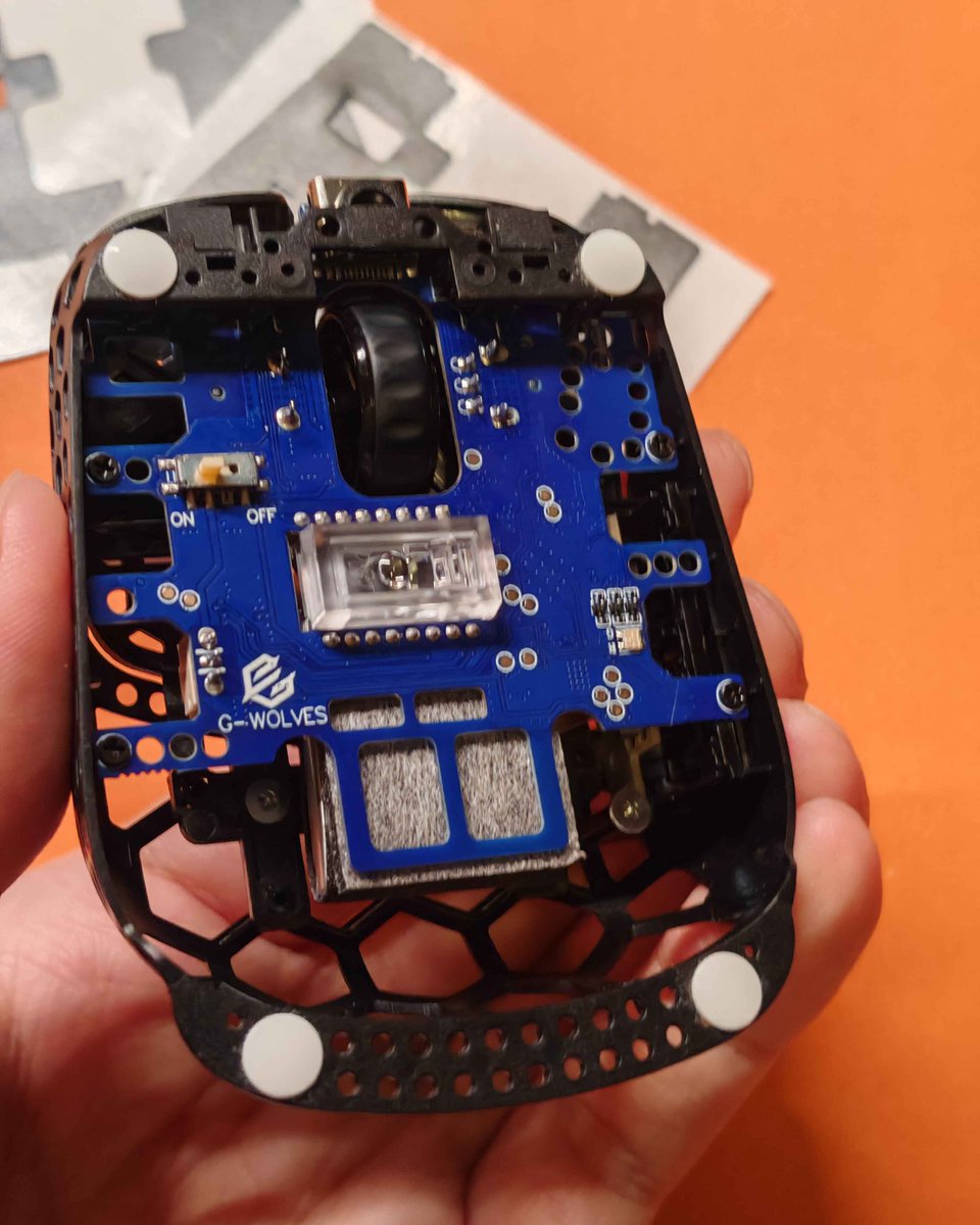 u4x5o's tweet photo. @KeychronMK I know this is just an AI generated concept, but "as is" it would weigh at least 40g. Too much plastic. Extend the PCB to both walls instead for stability instead (ex. below). The removable battery idea is also interesting but rather pointless; shell adds more weight once again https://t.co/8K49gnQirP