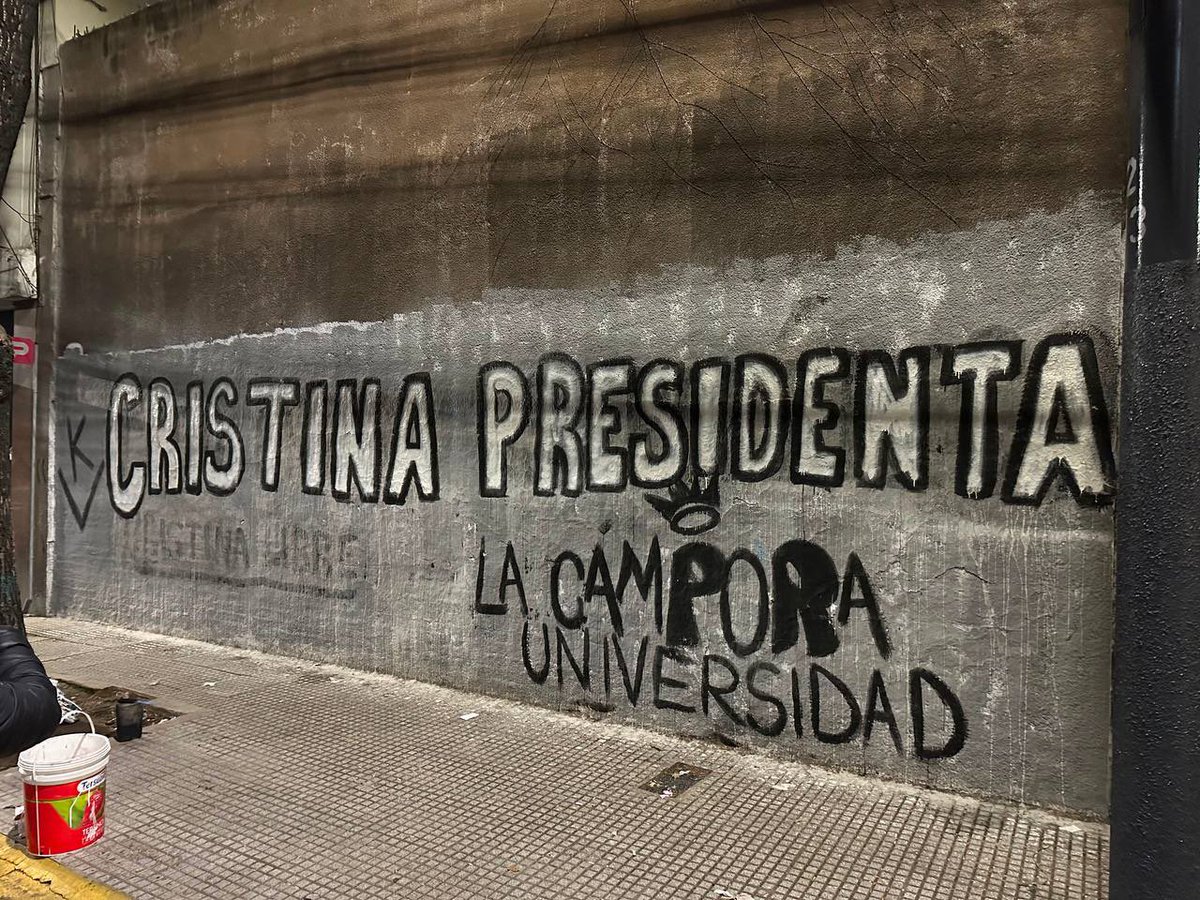 LaCampora_CABA's tweet photo. 🖌️• Las paredes de la Ciudad andan diciendo… https://t.co/WPMMeRH8cm