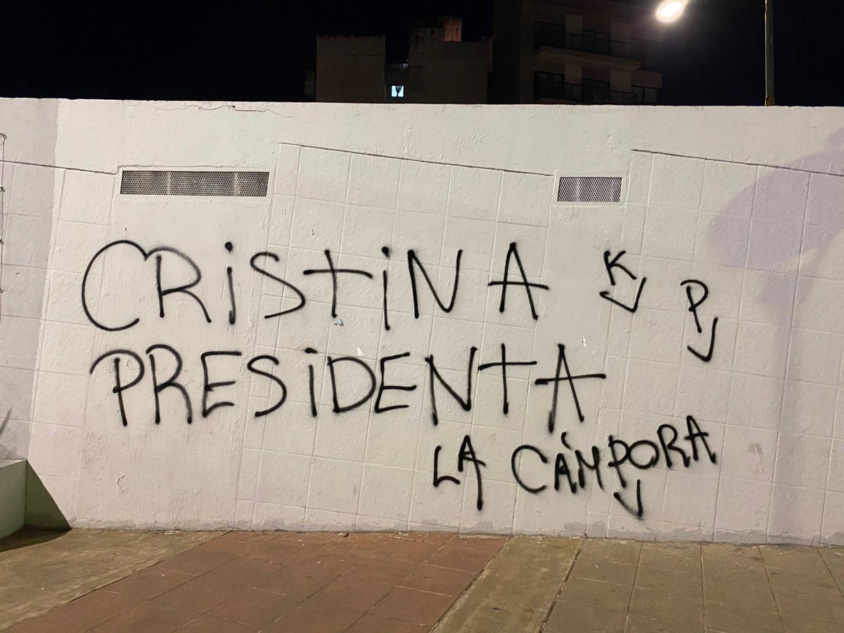 LaCampora_CABA's tweet photo. 🖌️• Las paredes de la Ciudad andan diciendo… https://t.co/WPMMeRH8cm
