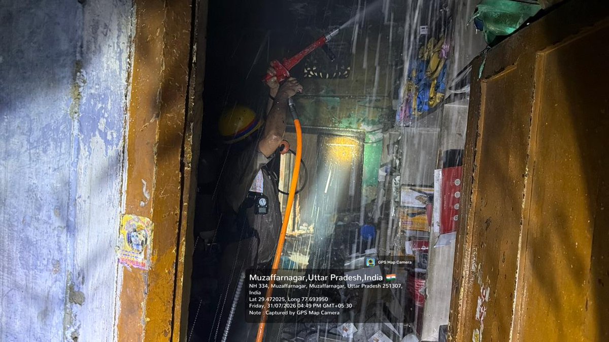 muzaffarnagfire's tweet photo. दिनांक 31.07.26 को जनपद मुजफ्फरनगर केभगत सिंह रोड़ पर संजय गिफ्ट सेन्टर (दुकान) में आग लगने की सूचना प्राप्त हुई, कावड़ ड्यूटी शिव चैक तथा एफएस मुजफ्फरनगर से दो टीमें एवं अन्य कावड़ मेला में लगी  यूनिट के सहयोग से आग को  पूर्ण रूप से बुझाया उक्त अग्निकांड में सकाई जनहानि नही हुई https://t.co/FTXYwBiMqu