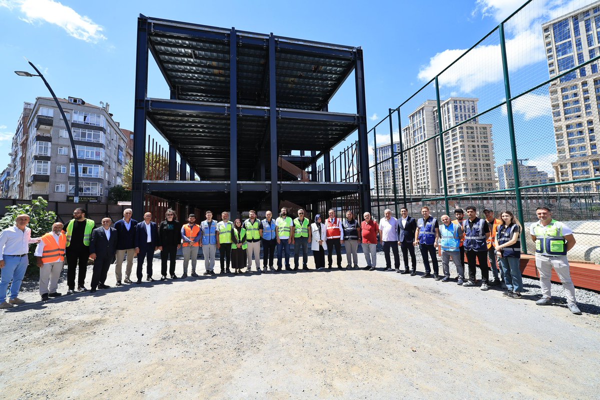 nuriaslan_tr's tweet photo. Sporun başkenti İstanbul!

Gaziosmanpaşa’da uzun süredir beklenen Tekin Küçükali Spor Tesisi yenileme çalışmalarımız aralıksız devam ediyor.  

Gençlerimizin keyifle vakit geçireceği, ders çalışabileceği ve spor yapabileceği modern yaşam alanında;

✅ 60x100 m² büyüklüğünde yepyeni bir saha
✅ 3 katlı modern idari bina ve eğitim salonu
✅ Gençlerimiz için Kütüphane Kafe
✅ Yenilenen tribünler ve soyunma odaları yer alacak. 

İnşallah sonbaharda tesisimizin açılışını yapıp ilk maçı da hep beraber izleyeceğiz.
