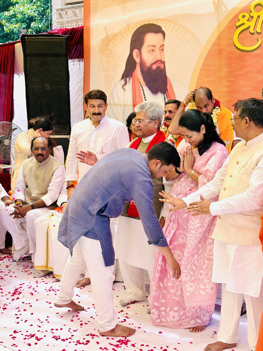 ChTarunKumarBJP's tweet photo. संत शिरोमणि गुरु रविदास जी महाराज की 650वीं जयंती के उपलक्ष्य में उनकी जन्मस्थली काशी की पावन मिट्टी का कलश लेकर भारतीय जनता पार्टी की 11 सदस्य टीम जिसका हिस्सा मैं भी हूँ आज दिल्ली पहुँची। माननीय मुख्यमंत्री श्रीमती @gupta_rekha जी कि सानिध्य प्राप्त हुआ https://t.co/XAkOT8qnii