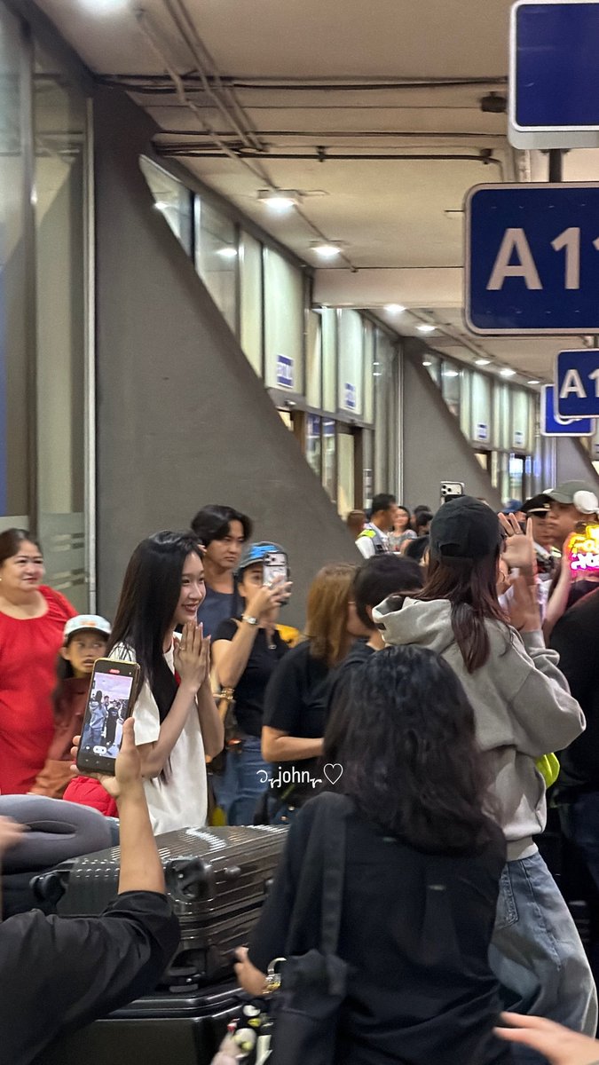 Jjohnvillanueva's tweet photo. Faye and Atom are here! 🫶

Thai GL couple Faye Peraya and Atom Pariya safely arrived in Manila for their 1st ever fan meeting later today at Samsung Hall, SM Aura, Taguig City

Presented by @cdmentph / @FFabel_Ent

#FayeAtom1stFMinManila
#FayeAtom #FayePeraya #AtomPariya https://t.co/RLW6JU2cbH