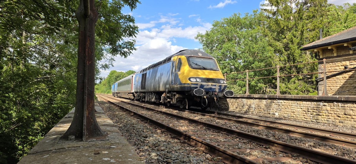thesatnav89's tweet photo. Pocket size hst anyone 🤔 Hsts return to the Midland mainline for the weekend 😁 5Q44 MidNorfolkrailway to Cricklewood A & E sidings passes Gretton with ex emr pair 43423 and 43467 #Hst #Pocketrocket #Midlandmainline https://t.co/ttVJ3XPvQt