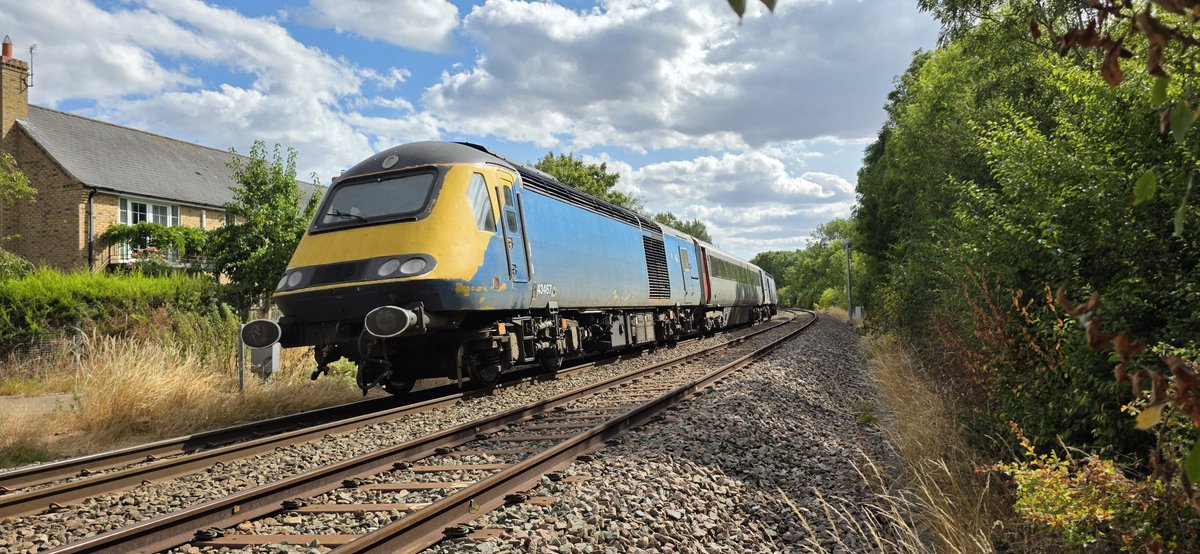 thesatnav89's tweet photo. Pocket size hst anyone 🤔 Hsts return to the Midland mainline for the weekend 😁 5Q44 MidNorfolkrailway to Cricklewood A & E sidings passes Gretton with ex emr pair 43423 and 43467 #Hst #Pocketrocket #Midlandmainline https://t.co/ttVJ3XPvQt