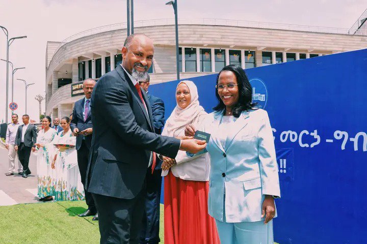 AddisDesse's tweet photo. @martinplaut For three years, public resources have reportedly been used to reward political allies in #AddisAbabaCity.This year alone,114 fancy vehicles were allegedly given to mayor's deputies.This is a serious abuse of taxpayer funds that demands an independent investigation. We're Robbed! https://t.co/t4BPltr8xQ