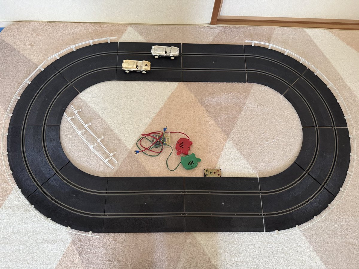 pentagonjp's tweet photo. 株式会社ダイワトーイが1960年代に制作したスロットルレーシングカーってこれかしらね。https://t.co/zJuedLcZxo
電池ボックスがないので動かないけど…
車はシェルビー・コブラ 427 S/Cらしい https://t.co/XlnyMQXhM3