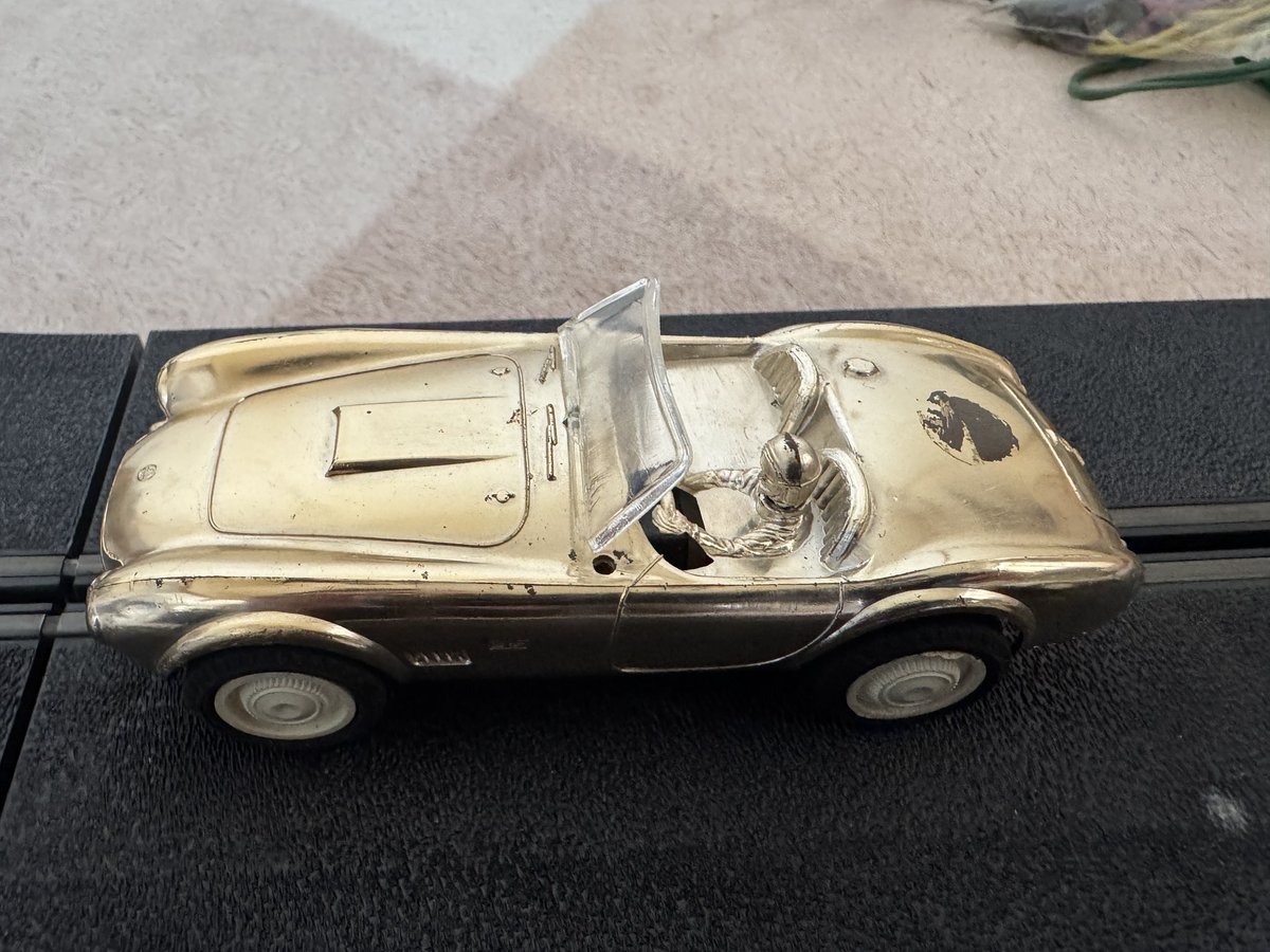 pentagonjp's tweet photo. 株式会社ダイワトーイが1960年代に制作したスロットルレーシングカーってこれかしらね。https://t.co/zJuedLcZxo
電池ボックスがないので動かないけど…
車はシェルビー・コブラ 427 S/Cらしい https://t.co/XlnyMQXhM3