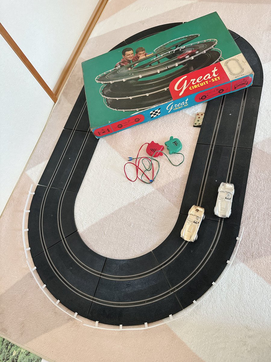 pentagonjp's tweet photo. 株式会社ダイワトーイが1960年代に制作したスロットルレーシングカーってこれかしらね。https://t.co/zJuedLcZxo
電池ボックスがないので動かないけど…
車はシェルビー・コブラ 427 S/Cらしい https://t.co/XlnyMQXhM3