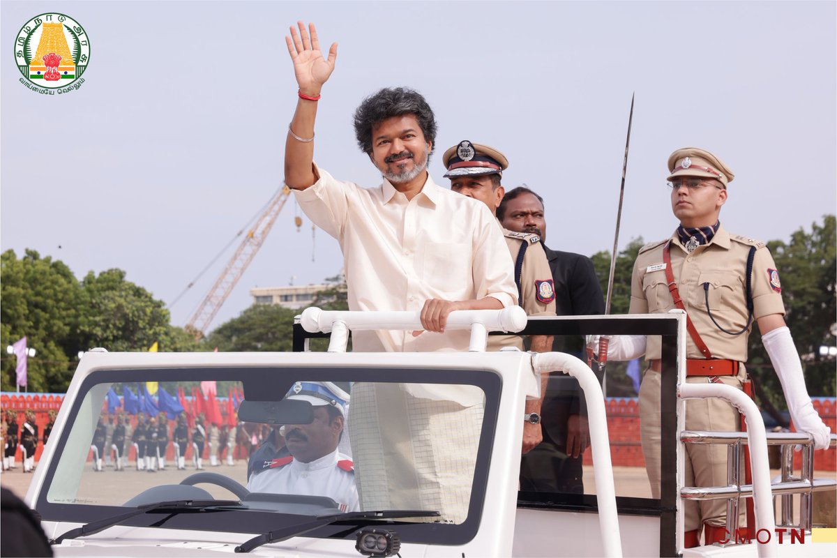 CMOTamilnadu's tweet photo. மாண்புமிகு தமிழ்நாடு முதலமைச்சர் திரு.ச.ஜோசப் விஜய் அவர்கள்  சென்னை, எழும்பூர் ராஜரத்தினம் விளையாட்டு அரங்கில் நடைபெற்ற விழாவில், காவல் துறை, சிறைகள் மற்றும் சீர்திருத்தப் பணிகள் துறை, தீயணைப்பு மற்றும் மீட்புப் பணிகள் துறை ஆகிய துறைகளில் சிறப்பாகப் பணியாற்றிய அதிகாரிகள்/ஆளிநர்களுக்கு இந்திய குடியரசுத் தலைவர் பதக்கங்கள், ஒன்றிய உள்துறை அமைச்சர் பதக்கங்கள் மற்றும் தமிழ்நாடு முதலமைச்சர்  பதக்கங்களை வழங்கிச் சிறப்பித்தார்.

#CMJosephVijay‌