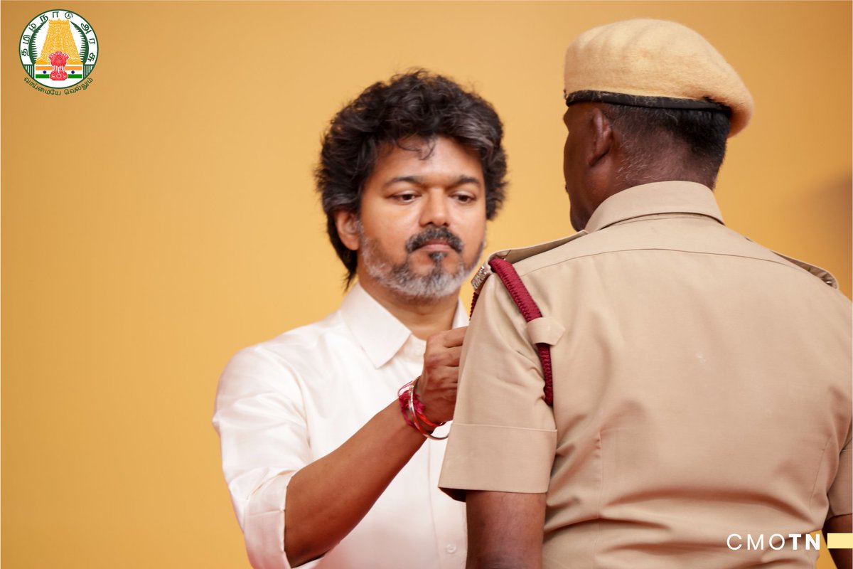 CMOTamilnadu's tweet photo. மாண்புமிகு தமிழ்நாடு முதலமைச்சர் திரு.ச.ஜோசப் விஜய் அவர்கள்  சென்னை, எழும்பூர் ராஜரத்தினம் விளையாட்டு அரங்கில் நடைபெற்ற விழாவில், காவல் துறை, சிறைகள் மற்றும் சீர்திருத்தப் பணிகள் துறை, தீயணைப்பு மற்றும் மீட்புப் பணிகள் துறை ஆகிய துறைகளில் சிறப்பாகப் பணியாற்றிய அதிகாரிகள்/ஆளிநர்களுக்கு இந்திய குடியரசுத் தலைவர் பதக்கங்கள், ஒன்றிய உள்துறை அமைச்சர் பதக்கங்கள் மற்றும் தமிழ்நாடு முதலமைச்சர்  பதக்கங்களை வழங்கிச் சிறப்பித்தார்.

#CMJosephVijay‌