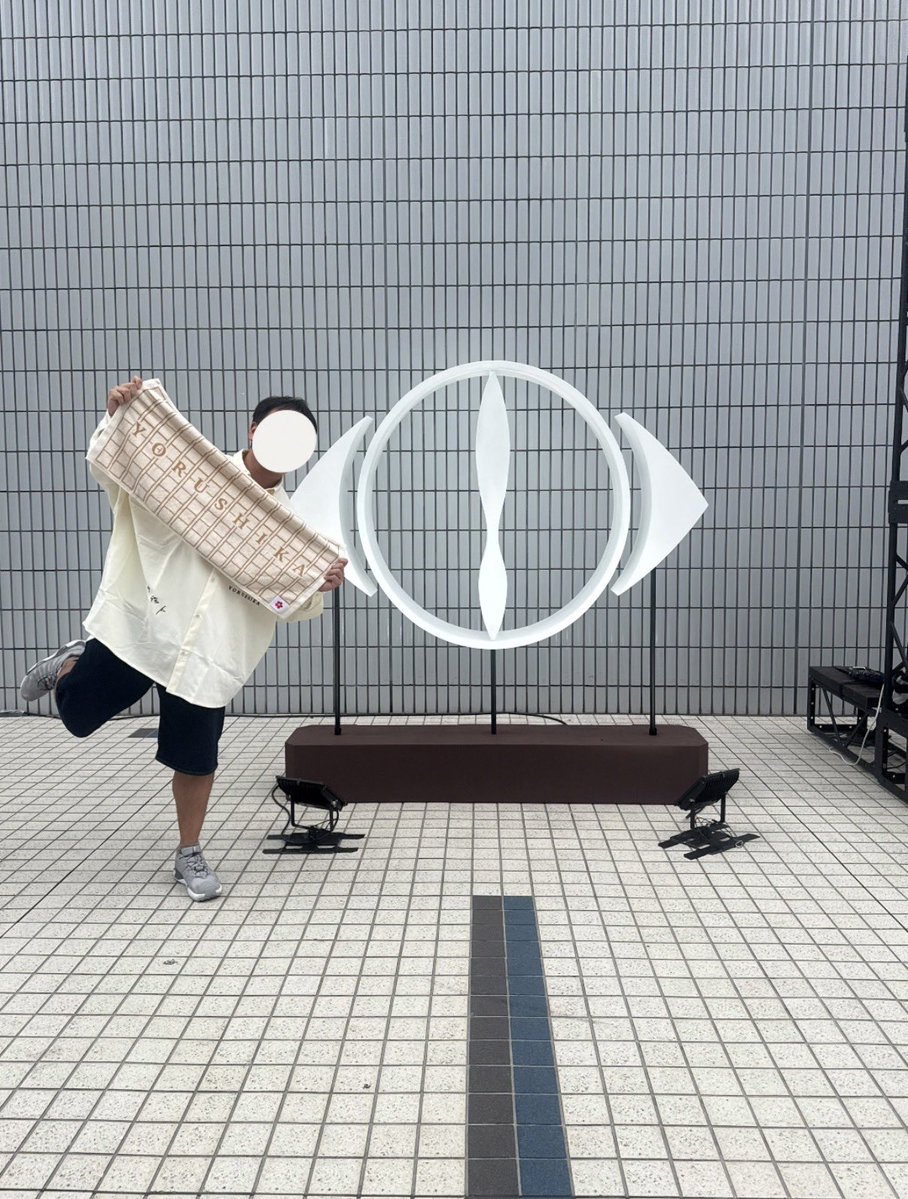 Nicoor08's tweet photo. ヨルシカのライブ、本当に最高でした！
まさかMCが一切ないとは知らなくて、すごく驚きました🥹
このロングシャツのデザインも大好きです！「櫂」のパフォーマンスは本当に美しくて感動しました。✨😭
改めてありがとうございました！
次はワンオクのライブ🔥 https://t.co/Y9SFfTmOaq