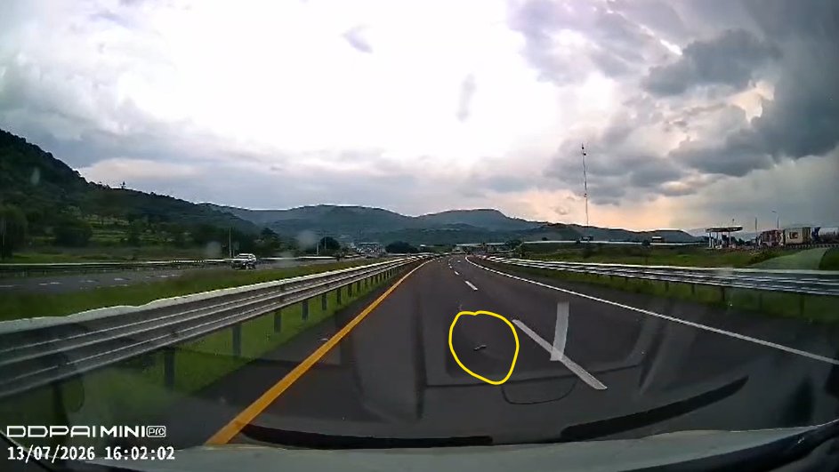 leonardod80's tweet photo. ¿No que en la autopista hay un seguro por la cuota que pagamos? Me tocó descubrir esta farsa 🥲. Si les llega a suceder deténganse en medio de la autopista y bajen a buscar el objeto que los golpeó o el seguro no aplica @redviacorta @CondusefMX @ZurichenMexico @cuartodemillamx https://t.co/ldXSfyktve