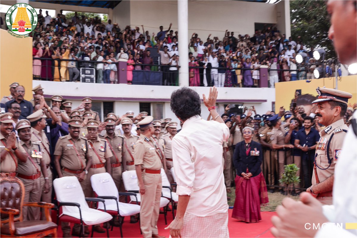 CMOTamilnadu's tweet photo. மாண்புமிகு தமிழ்நாடு முதலமைச்சர் திரு.ச.ஜோசப் விஜய் அவர்கள்  சென்னை, எழும்பூர் ராஜரத்தினம் விளையாட்டு அரங்கில் நடைபெற்ற விழாவில், காவல் துறை, சிறைகள் மற்றும் சீர்திருத்தப் பணிகள் துறை, தீயணைப்பு மற்றும் மீட்புப் பணிகள் துறை ஆகிய துறைகளில் சிறப்பாகப் பணியாற்றிய அதிகாரிகள்/ஆளிநர்களுக்கு இந்திய குடியரசுத் தலைவர் பதக்கங்கள், ஒன்றிய உள்துறை அமைச்சர் பதக்கங்கள் மற்றும் தமிழ்நாடு முதலமைச்சர்  பதக்கங்களை வழங்கிச் சிறப்பித்தார்.

#CMJosephVijay‌