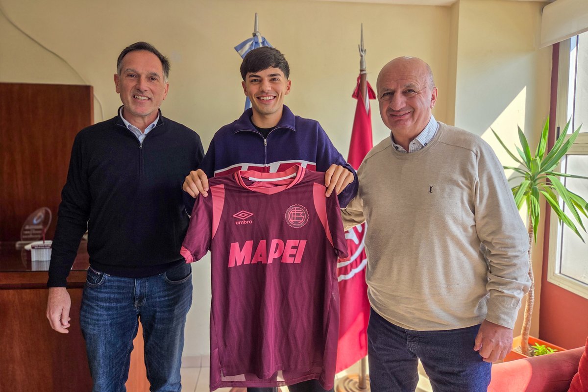 clublanus's tweet photo. 🇱🇻 Benjamín Acosta, Thiago Laplace y Facundo Sánchez firmaron sus renovaciones contractuales con el Club Atlético Lanús

🔗 Más información: https://t.co/G1ZMSp6NSn https://t.co/I6XeTmJQGk