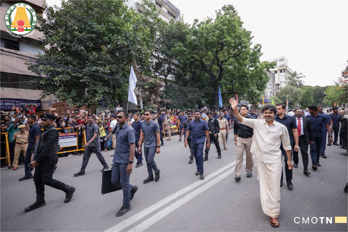 CMOTamilnadu's tweet photo. மாண்புமிகு தமிழ்நாடு முதலமைச்சர் திரு.ச.ஜோசப் விஜய் அவர்கள்  சென்னை, எழும்பூர் ராஜரத்தினம் விளையாட்டு அரங்கில் நடைபெற்ற விழாவில், காவல் துறை, சிறைகள் மற்றும் சீர்திருத்தப் பணிகள் துறை, தீயணைப்பு மற்றும் மீட்புப் பணிகள் துறை ஆகிய துறைகளில் சிறப்பாகப் பணியாற்றிய அதிகாரிகள்/ஆளிநர்களுக்கு இந்திய குடியரசுத் தலைவர் பதக்கங்கள், ஒன்றிய உள்துறை அமைச்சர் பதக்கங்கள் மற்றும் தமிழ்நாடு முதலமைச்சர்  பதக்கங்களை வழங்கிச் சிறப்பித்தார்.

#CMJosephVijay‌