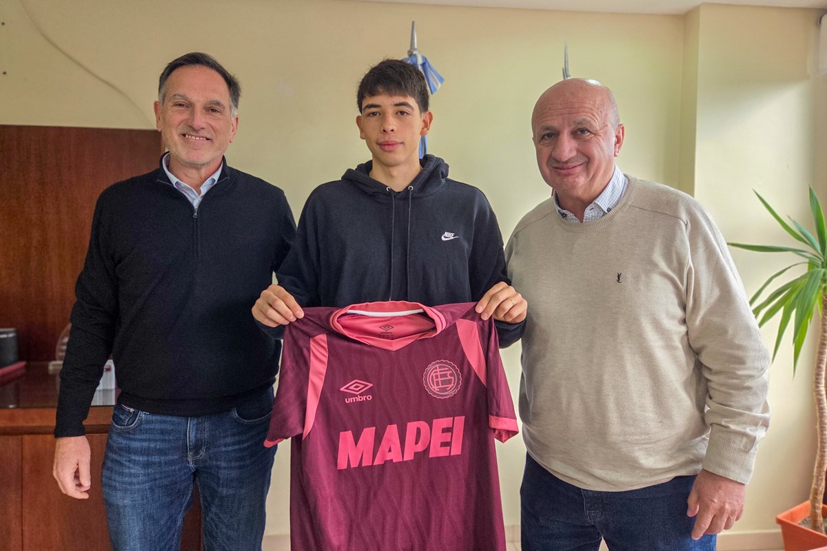 clublanus's tweet photo. 🇱🇻 Benjamín Acosta, Thiago Laplace y Facundo Sánchez firmaron sus renovaciones contractuales con el Club Atlético Lanús

🔗 Más información: https://t.co/G1ZMSp6NSn https://t.co/I6XeTmJQGk