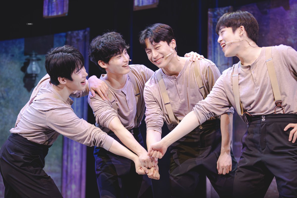KIMTIMECODE's tweet photo. 260731 뮤지컬 비더슈탄트 스페셜 커튼콜 '펜싱의 시작'🤺

매그너스 #황순종 배우님
재스퍼 #김도민 배우님
하겐 #황건우 배우님
아벨 #강병훈 배우님

사진이 좀 흔들리면 어때
3반 얼굴에 행복은 가득한데 https://t.co/InhbjHS7kb