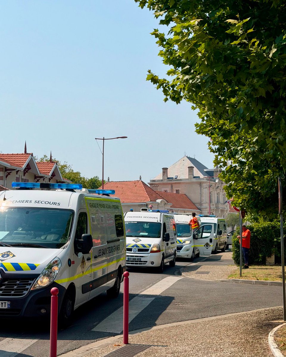 SauveteursenMer's tweet photo. Depuis le 25/07 les #SauveteursenMer ont appuyé les opérations de #secours face aux incendies en Gironde 🚨 #Association agréée de sécurité civile, la #SNSM peut être mobilisée par les autorités pour participer aux opérations de secours et de soutien aux populations sinistrées ⛑️ https://t.co/55FDIofTbY