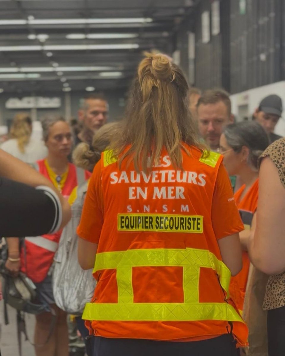 SauveteursenMer's tweet photo. Depuis le 25/07 les #SauveteursenMer ont appuyé les opérations de #secours face aux incendies en Gironde 🚨 #Association agréée de sécurité civile, la #SNSM peut être mobilisée par les autorités pour participer aux opérations de secours et de soutien aux populations sinistrées ⛑️ https://t.co/55FDIofTbY