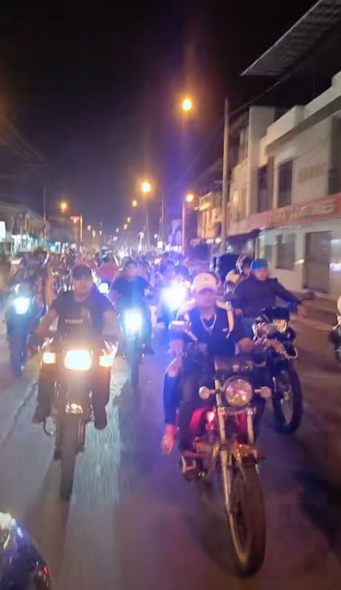 EmergenciasEc's tweet photo. Lamentable!!
Volvieron las rodadas de los jueves en la madrugada.
Cientos de motociclistas estuvieron dando vueltas cómo idiotas por todo Guayaquil, haciendo bulla sin ningún tipo de respeto y alterando la tranquilidad de los ciudadanos.
¿Hasta cuándo se va a permitir esto sin ningún tipo de sanción?