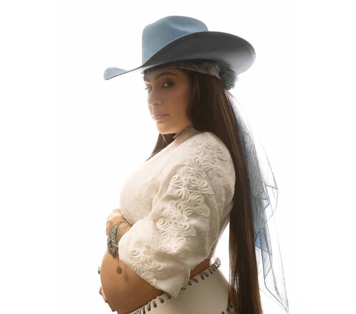 lesbocine's tweet photo. Bem-vindo, Dom! 🍼🤍

Lauana Prado e Tati Dias celebraram nesta sexta-feira (31) a chegada de Dom.

A cantora anunciou a gravidez em janeiro e realizou o sonho da maternidade por meio da fertilização in vitro (FIV). Um dia antes do nascimento, ela lançou a música “Dom”, uma homenagem ao bebê e às transformações que viveu durante a gestação.
