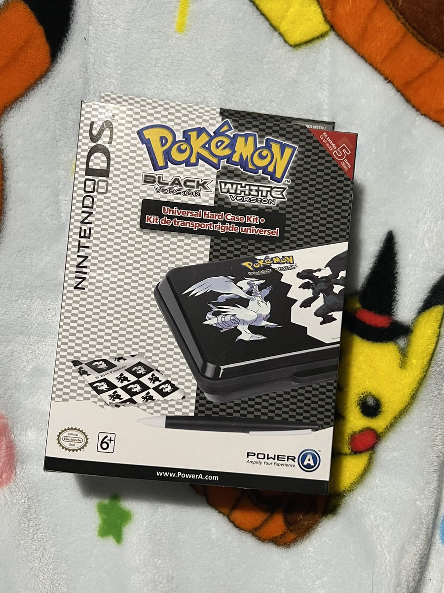 ShinyHunterLin's tweet photo. I just made the best purchase of my life LOOK AT IT STILL SEALED IN THE BOX 🖤🤍
For now anyway 😂
This Black and White carrying case will hold my pink ds that I’m doing my Black Professor Oak Challenge on!! It’s meant to be!! 🖤🤍 https://t.co/sBopsyAP2q