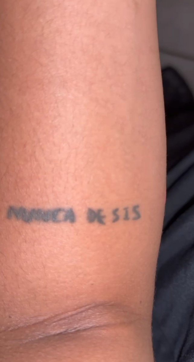 nhenhetinha_'s tweet photo. ontem conheci um mano q se auto tatuou (ele não é tatuador)
....
e ele queria tatuar a frase "nunca desista"...mas ele DESISTIU no meio do caminho pq disse q tava doendo muito e a tatuagem ficou assim

NUNCA DESIS

PIADA PRONTA VSFFF
e o nome dele era guttenberg 
q cara incrível https://t.co/pIXnnHFbwi