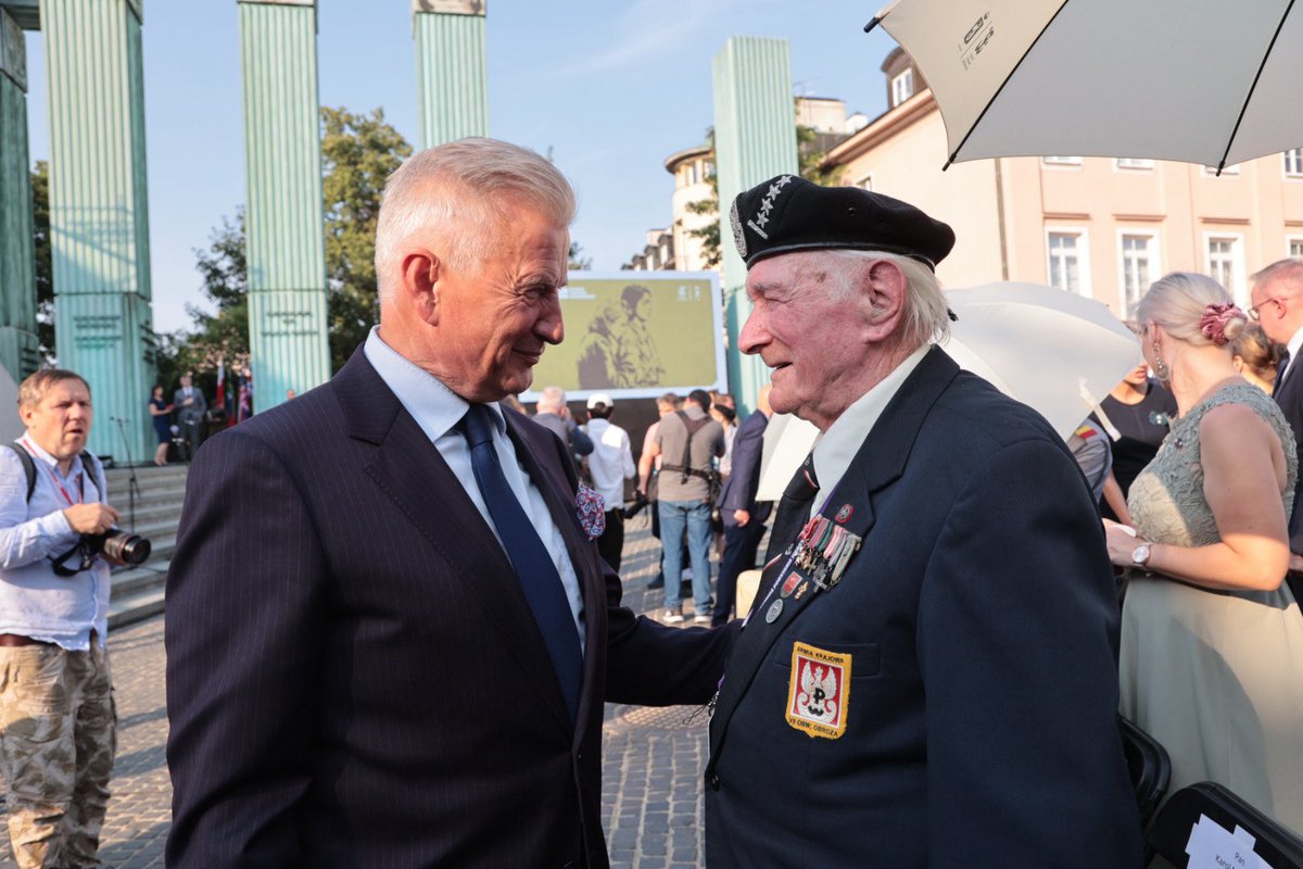 MON_GOV_PL's tweet photo. W przeddzień 82. rocznicy wybuchu Powstania Warszawskiego wiceminister Stanisław Wziątek, reprezentując wicepremiera @KosiniakKamysz, uczestniczy w polowej Mszy Świętej odprawianej na placu Krasińskich oraz w uroczystym Apelu Pamięci. https://t.co/Gnu3uVhs4E