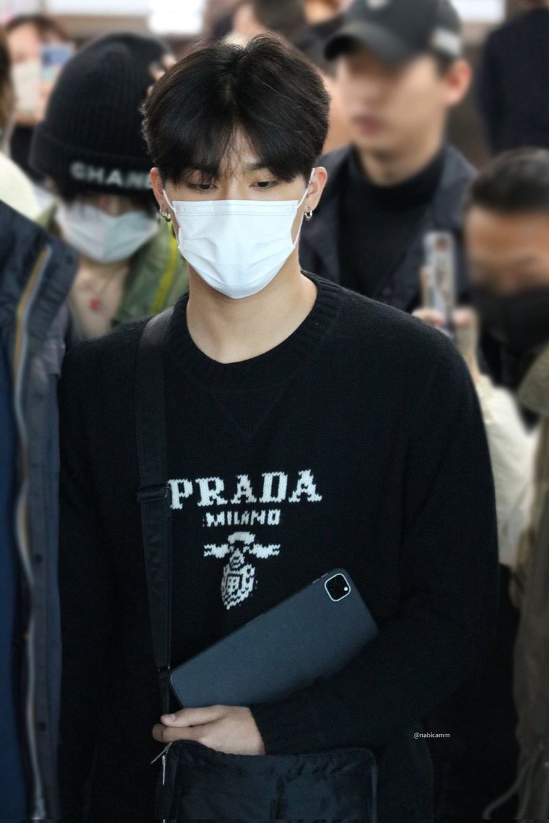 hrtjw0528's tweet photo. jeongwoo bawa ipad terus ngikutin siapa sih https://t.co/h2ZcPpLSBS