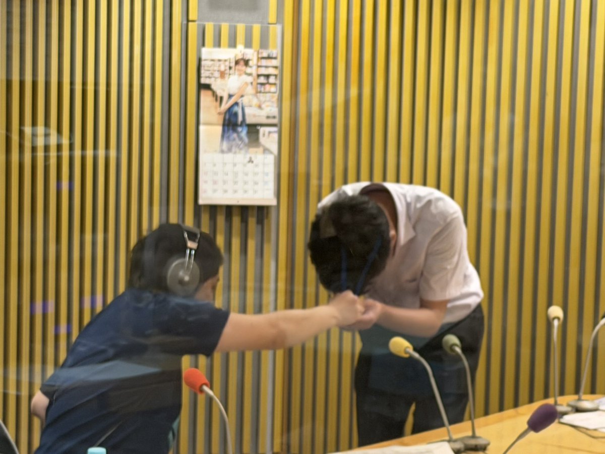 shimofuri_ANN's tweet photo. せいやさんから野上くんへの祝毛㊗️
21本の中から1本をプレゼントしました🎊

#霜降り明星ANN https://t.co/ffaD5lkRvy