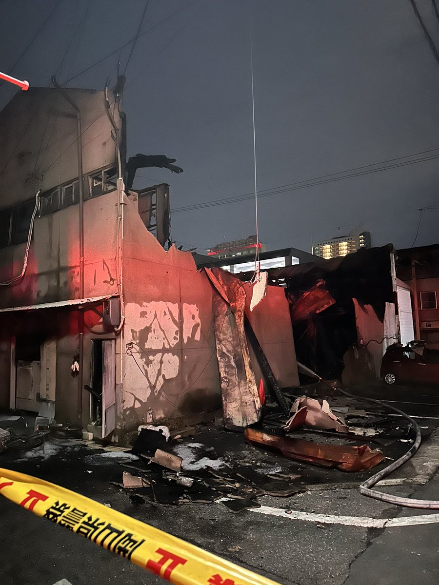 spitubeokayama's tweet photo. 岡山奉還町商店街(奉還町3丁目)
午前11時35分頃頃出火・木造3階店舗、住宅4棟の計5棟を全焼。奉還町商店街のアーケードも一部焼いた。21時40分に鎮火。 https://t.co/TBJN1nc78w