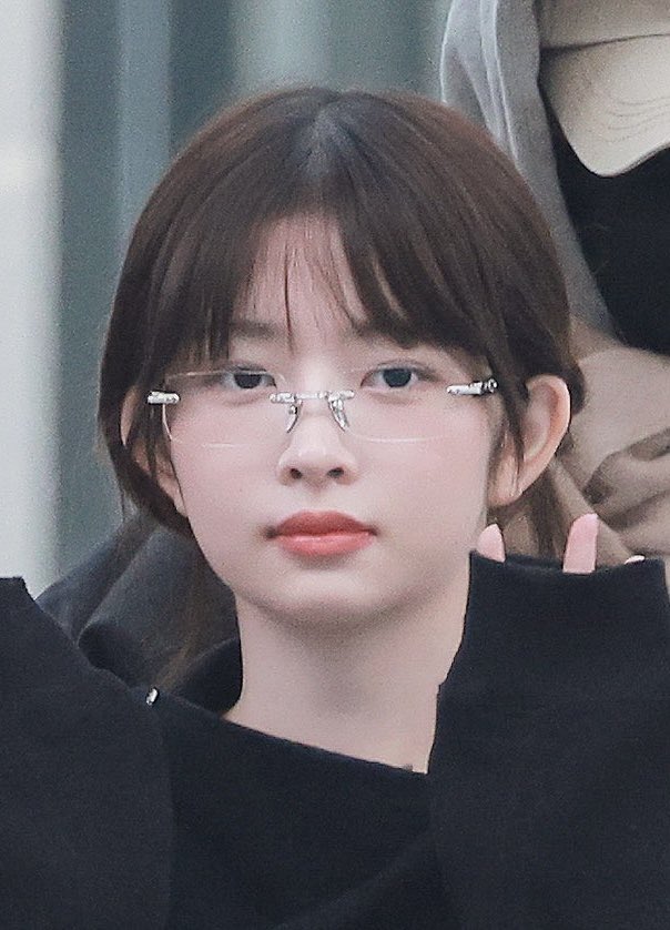 kindleboy3's tweet photo. Chrome Hearts glasses👓 #ive #REI #레이 #andTEAM #MAKI https://t.co/sfEF4KJMoF