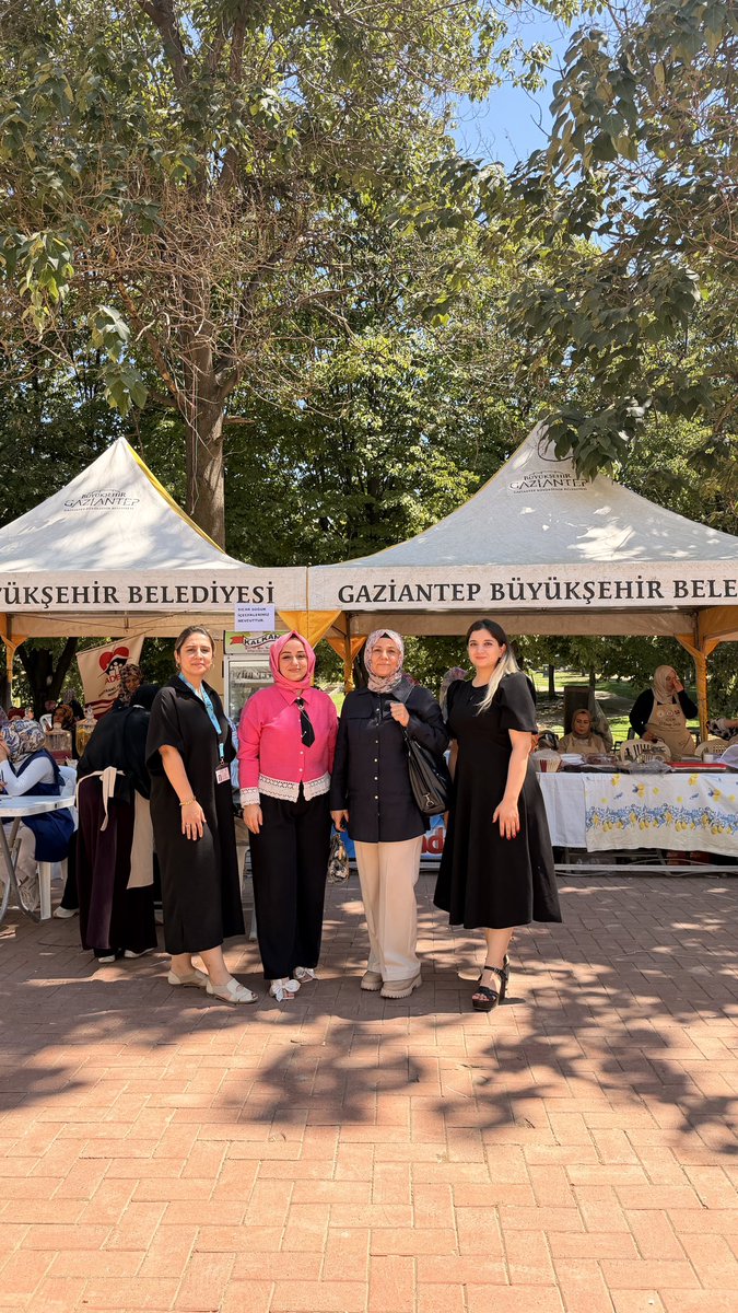 kademgaziantep's tweet photo. 📍 Şehitkamil’de düzenlenen Kadın El Emeği Şenliğini KADEM Gaziantep Yürütme Kurulu olarak ziyaret ettik.Eğitimlerimizle desteklediğimiz ADEM ve SODAM kursiyerlerimizin emekle ürettiği birbirinden değerli ürünleri inceleyerek üretimin gücüne bir kez daha tanıklık ettik.#kadem https://t.co/jTvAgMolEx