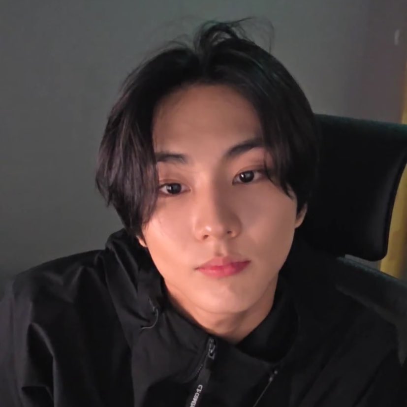 jnugwonie's tweet photo. easily the prettiest boy ever https://t.co/05ej5KOYWn