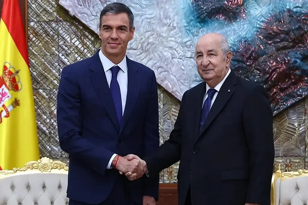 AtmaniMed17's tweet photo. @Hakeemfederer الفقر منتشر بكل افريقيا و كل الأفراقة يبحثون عن مخرج بدءا منك شخصيا، و لكن التدليس بربط هذه الأحداث بموقف اسبانيا اتجاه اسرائيل هو تدليس و استحمار للمتابعين أو فقط غباء (ظاهر من نظرياتك الكروية 😅). المهم الصورة توضح سبب توجه النظام المغربي للضغط على النظام الاسباني الشريف عهههه https://t.co/UohUfzjoSY